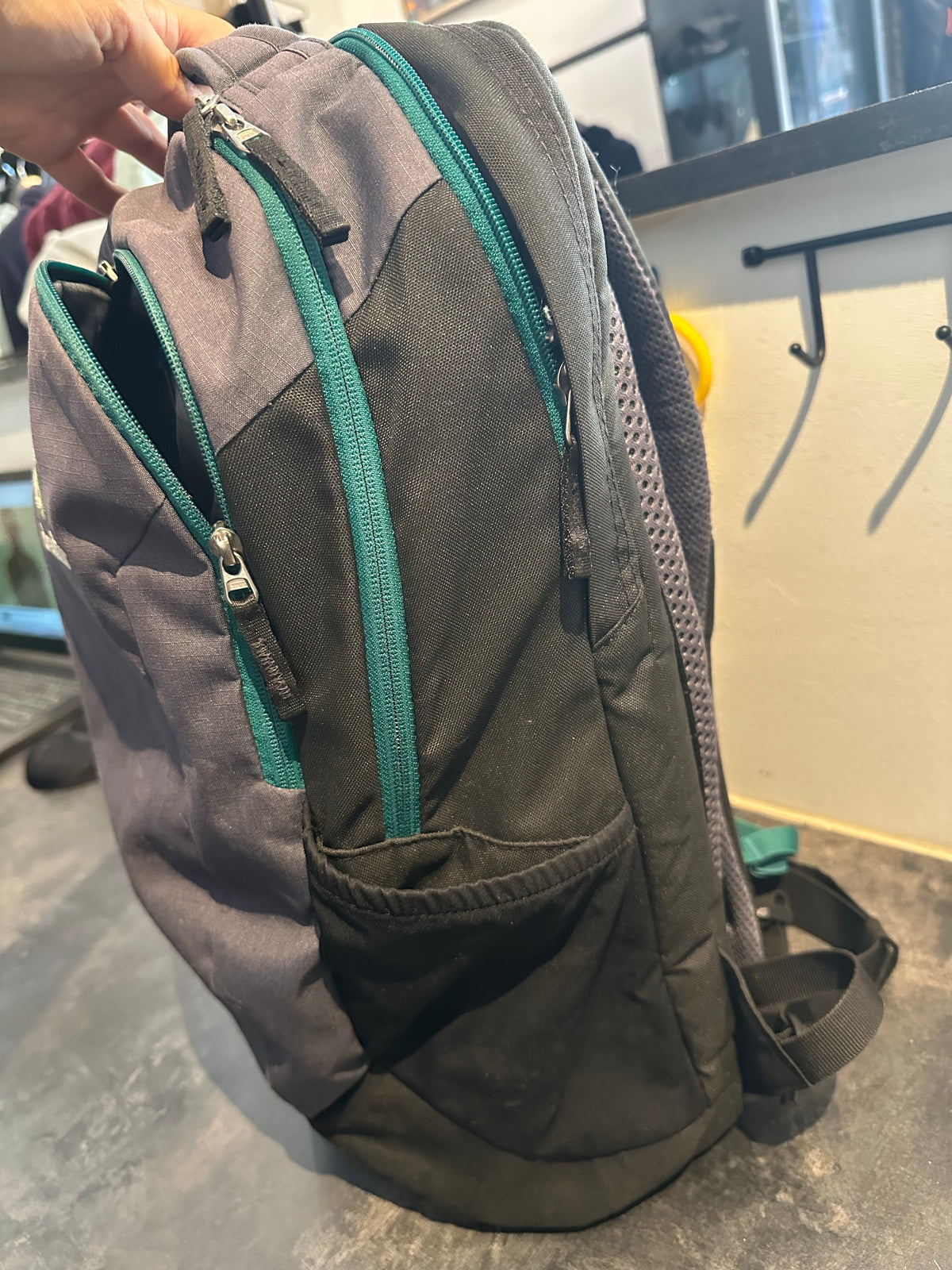 Rucksack Deuter Giga Airstripes 28L schwarz grau