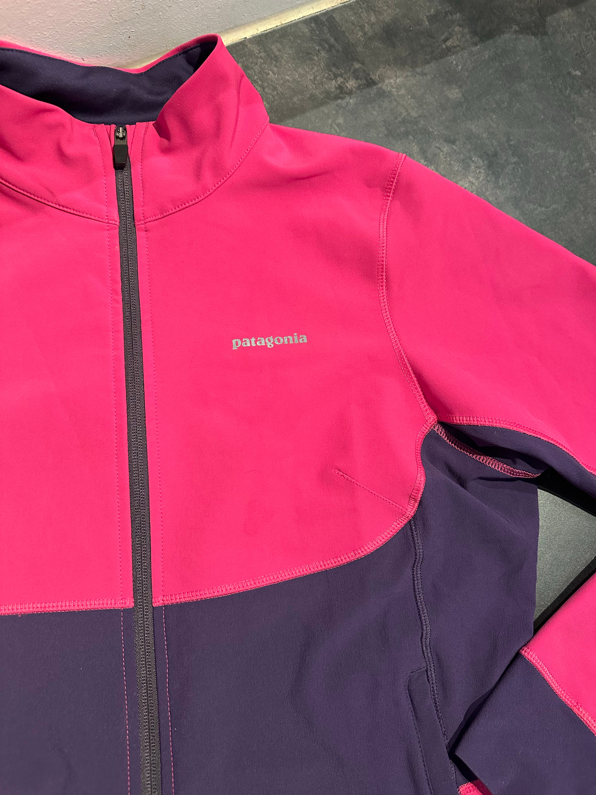 Softshell Jacke von Patagonia (M Damen) pink lila - wanderlich.com