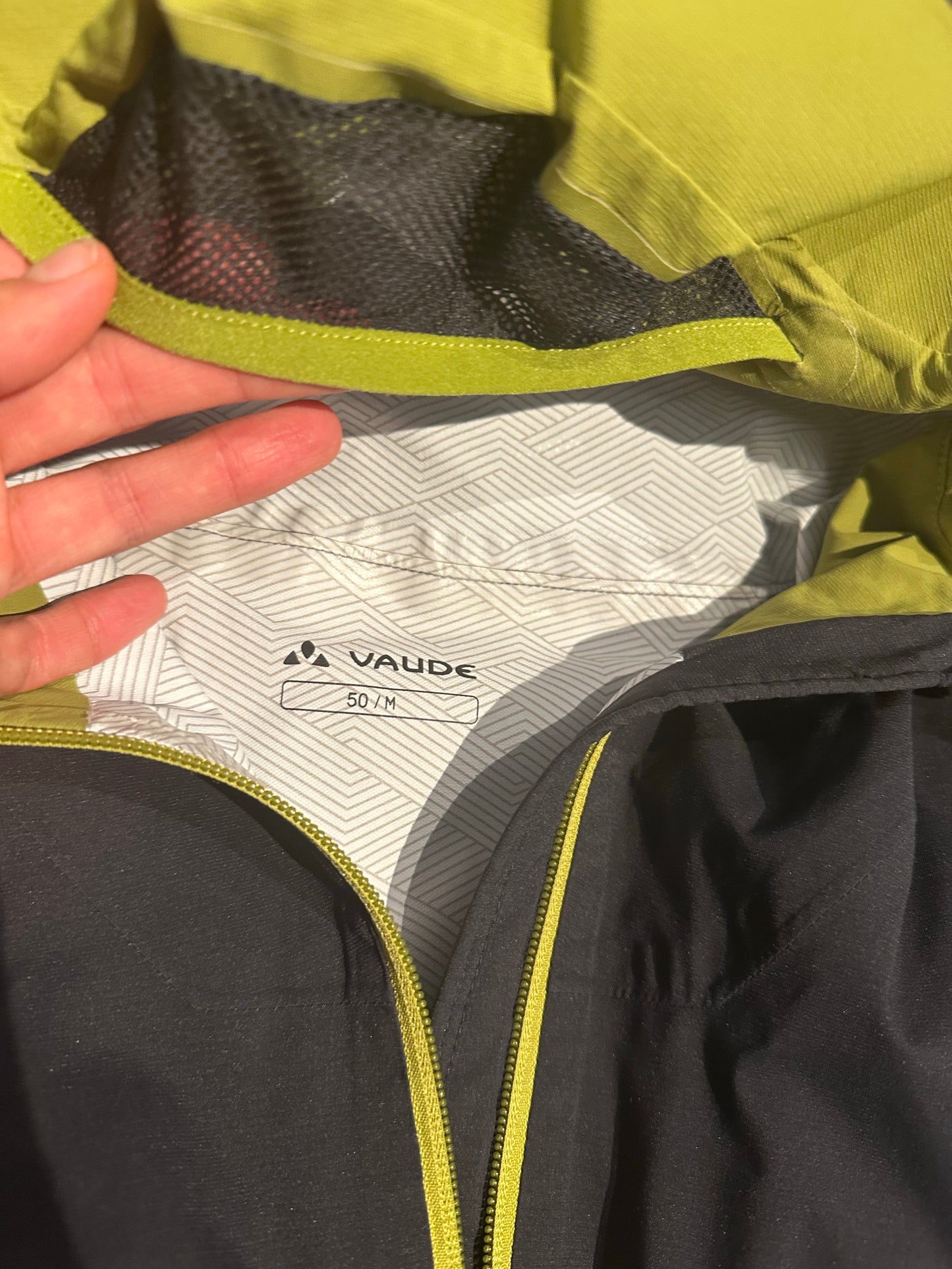 Regen Jacke von Vaude (M Herren) olive grün schwarz