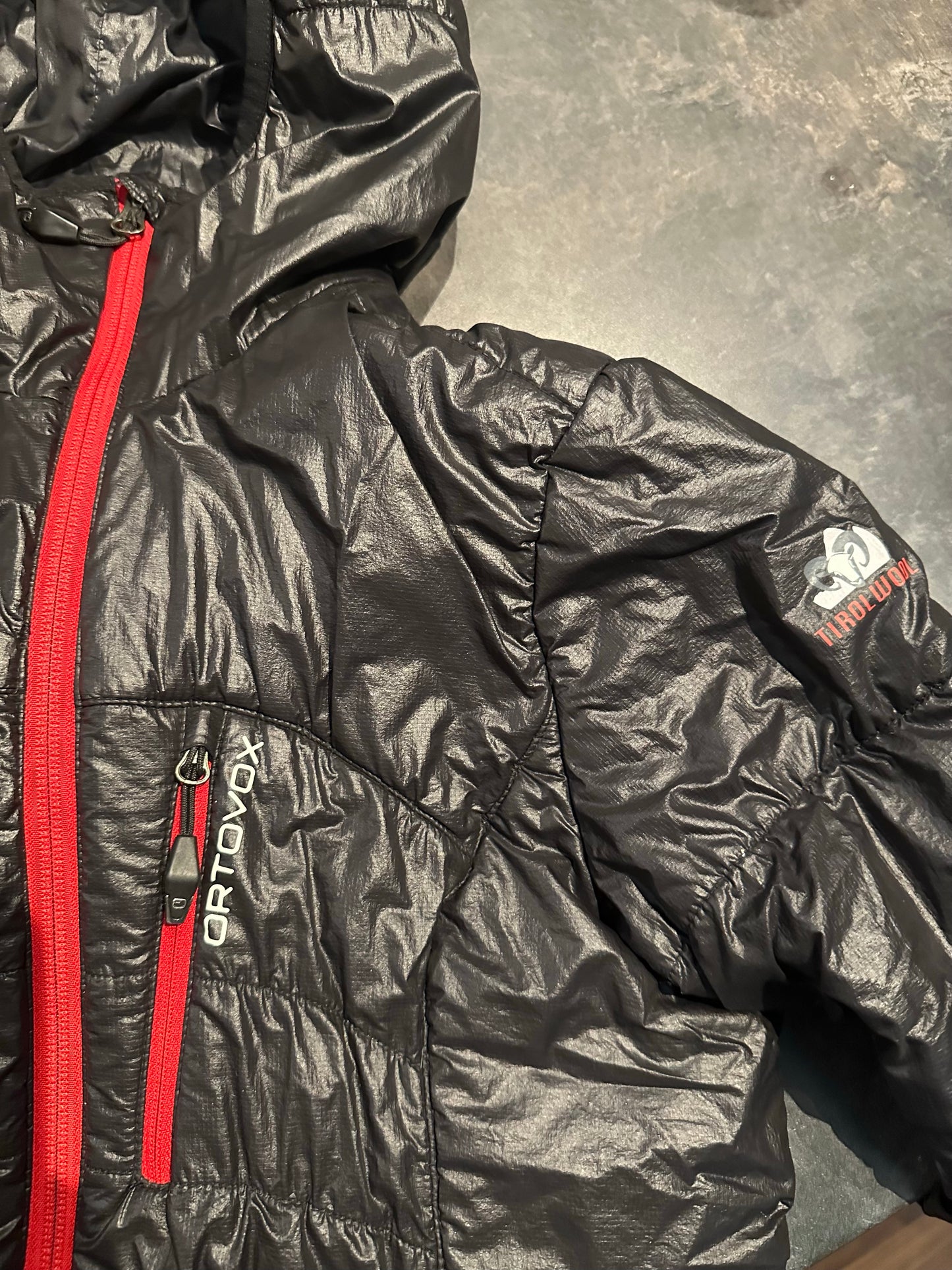 Wolle / Daunen Isolation Jacke Ortovox (S Herren) schwarz mit Kapuze
