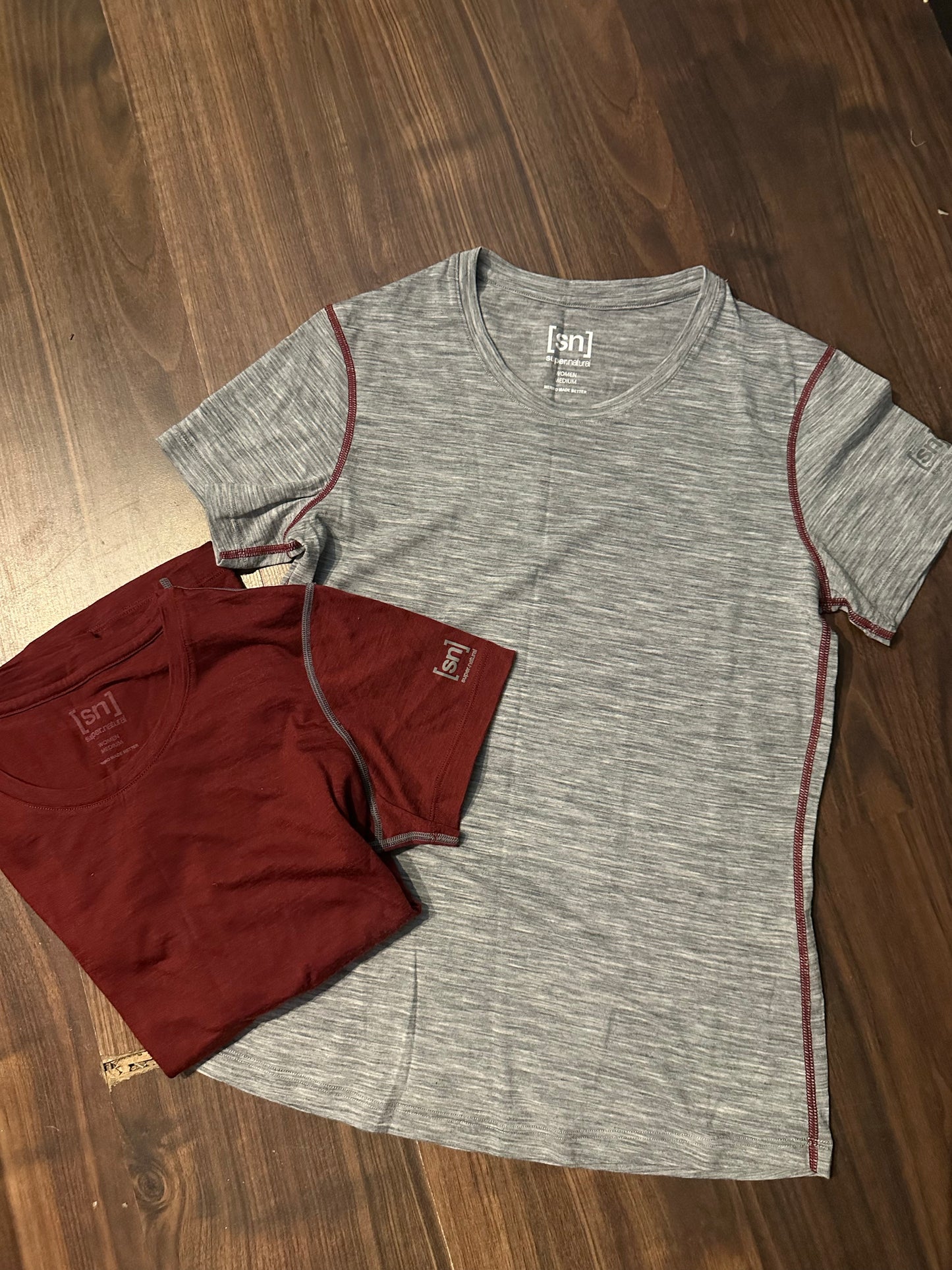 4 Funktions-T-Shirts von SuperNatural Merino (M Damen) grau/bordeaux