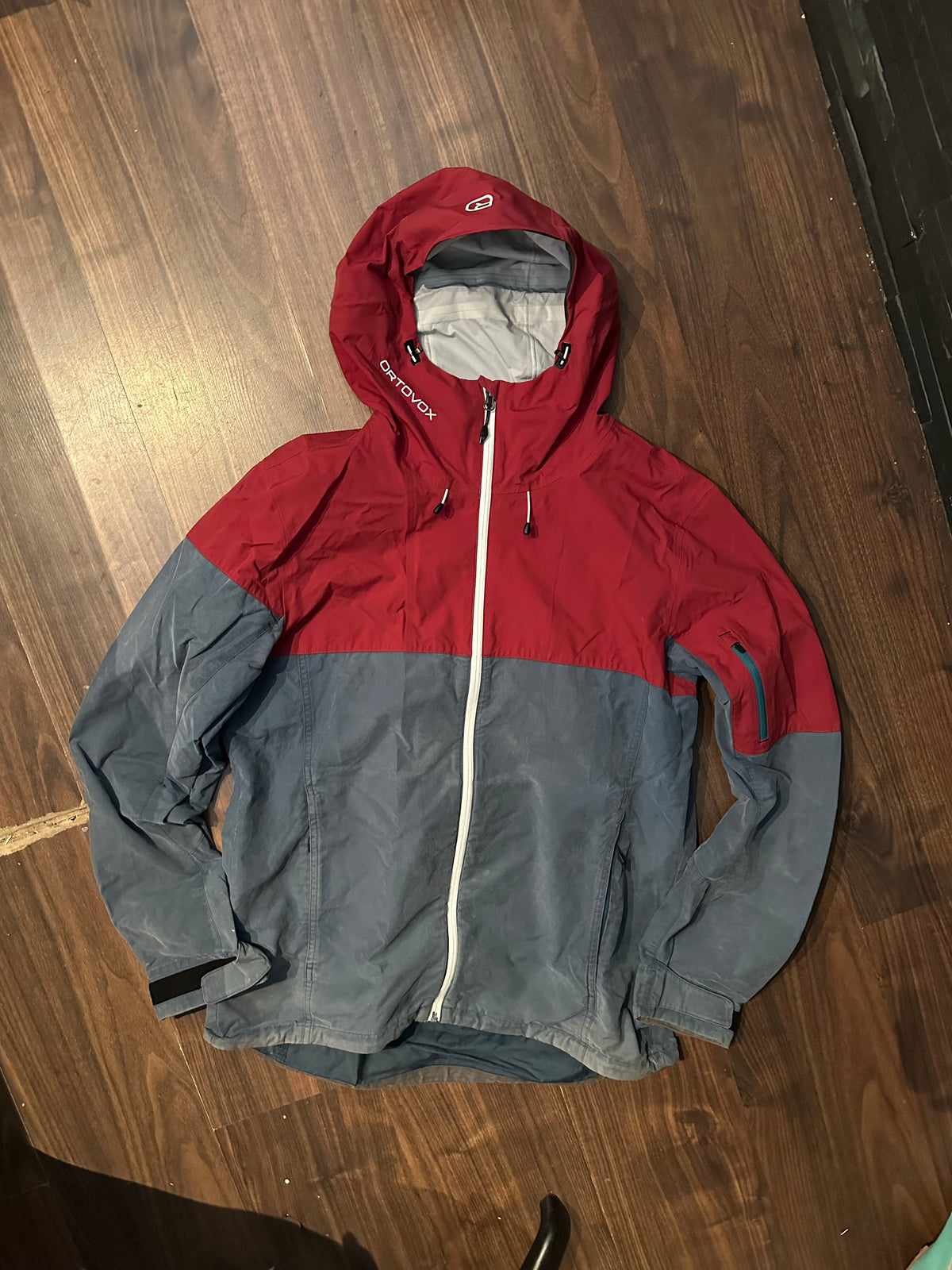 Ortovox Corvara 3L Hardshell Jacke (L Herren) atmungsaktiv rot blau - wanderlich.com