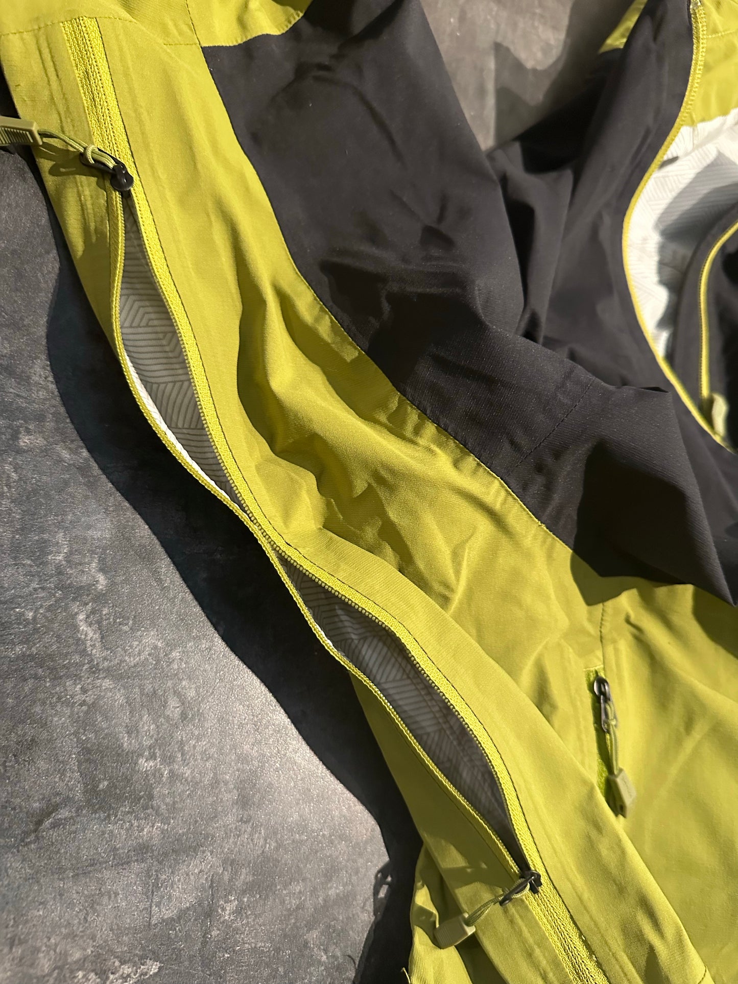 Regen Jacke von Vaude (M Herren) olive grün schwarz