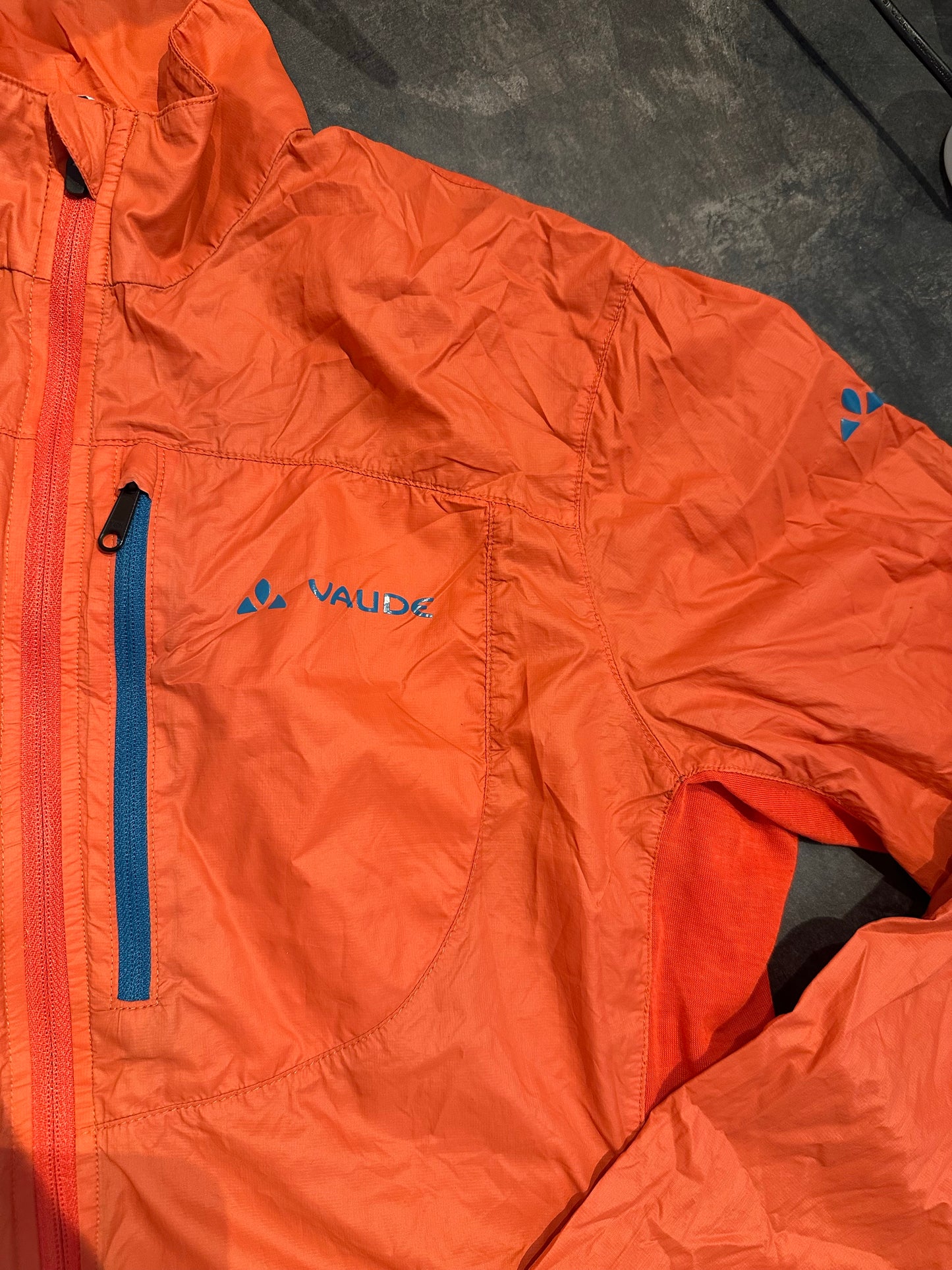 Leichte Jacke von Vaude (S-M Damen) korallen rot