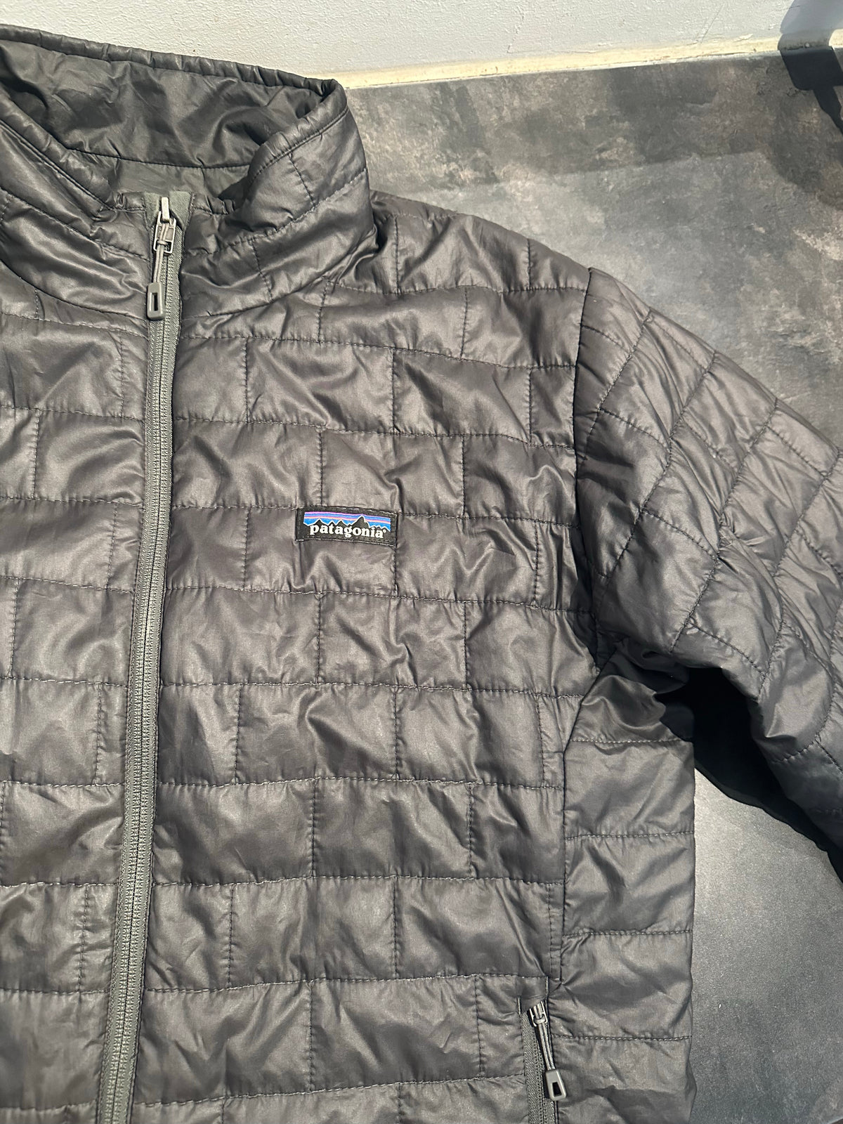 Jacke Patagonia Nano Puff (M Herren) grau anthrazit Isolation leicht