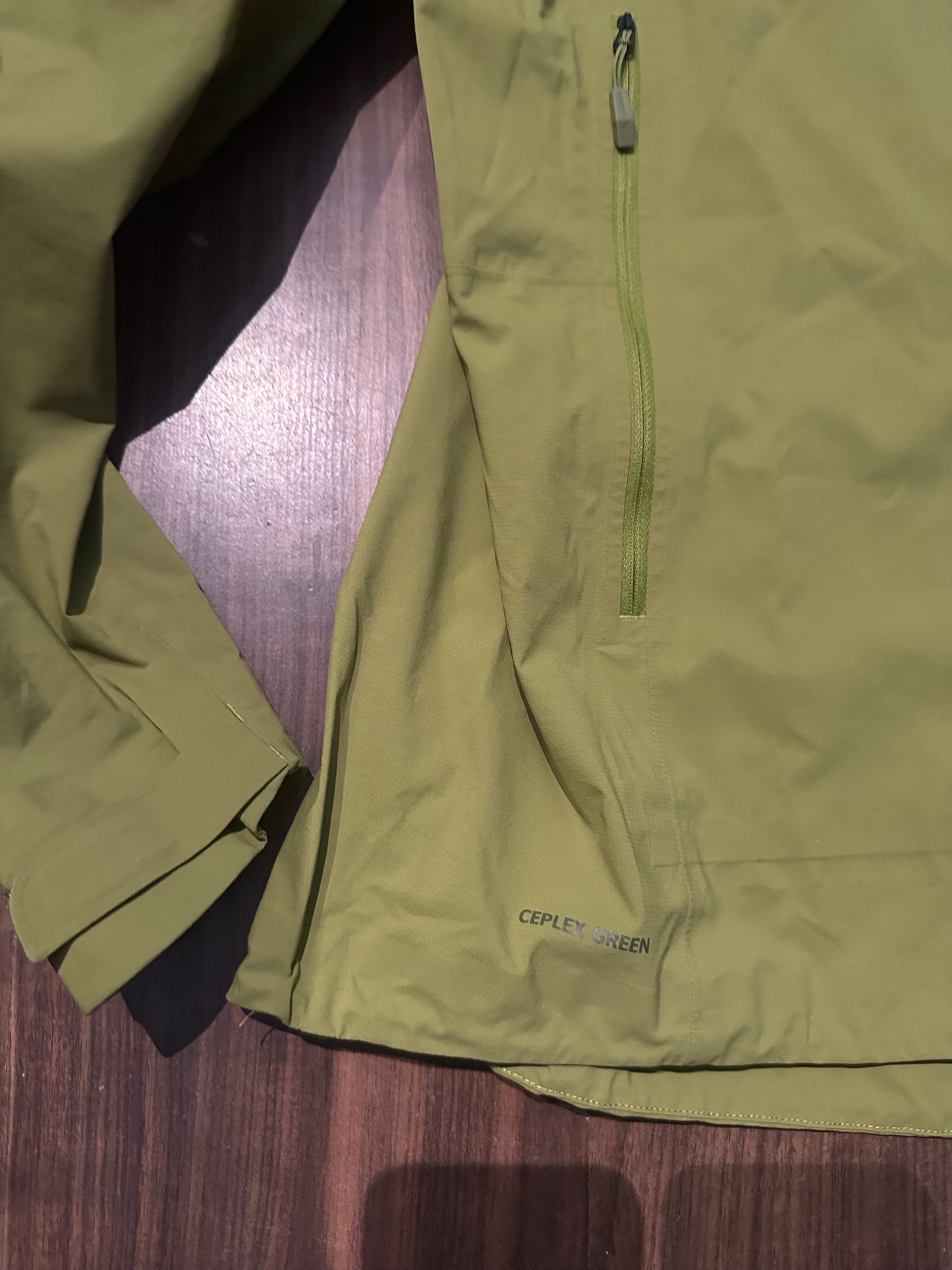 Regen Jacke von Vaude (M Herren) olive grün schwarz