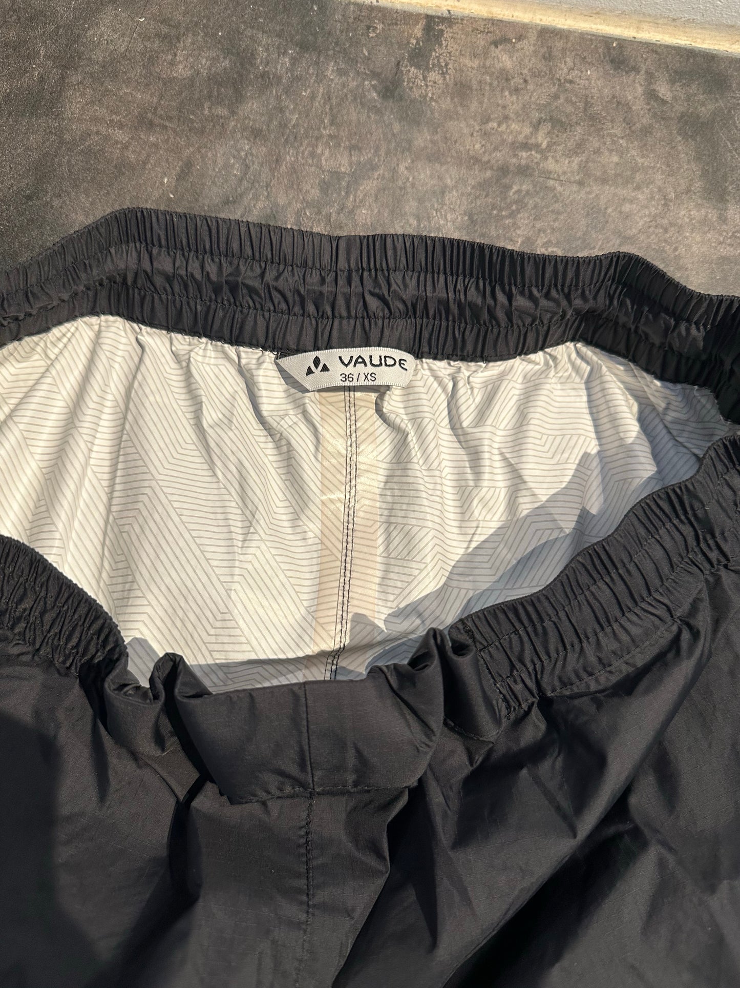 Regenhose von Vaude (S Damen) Hardshell Hose schwarz