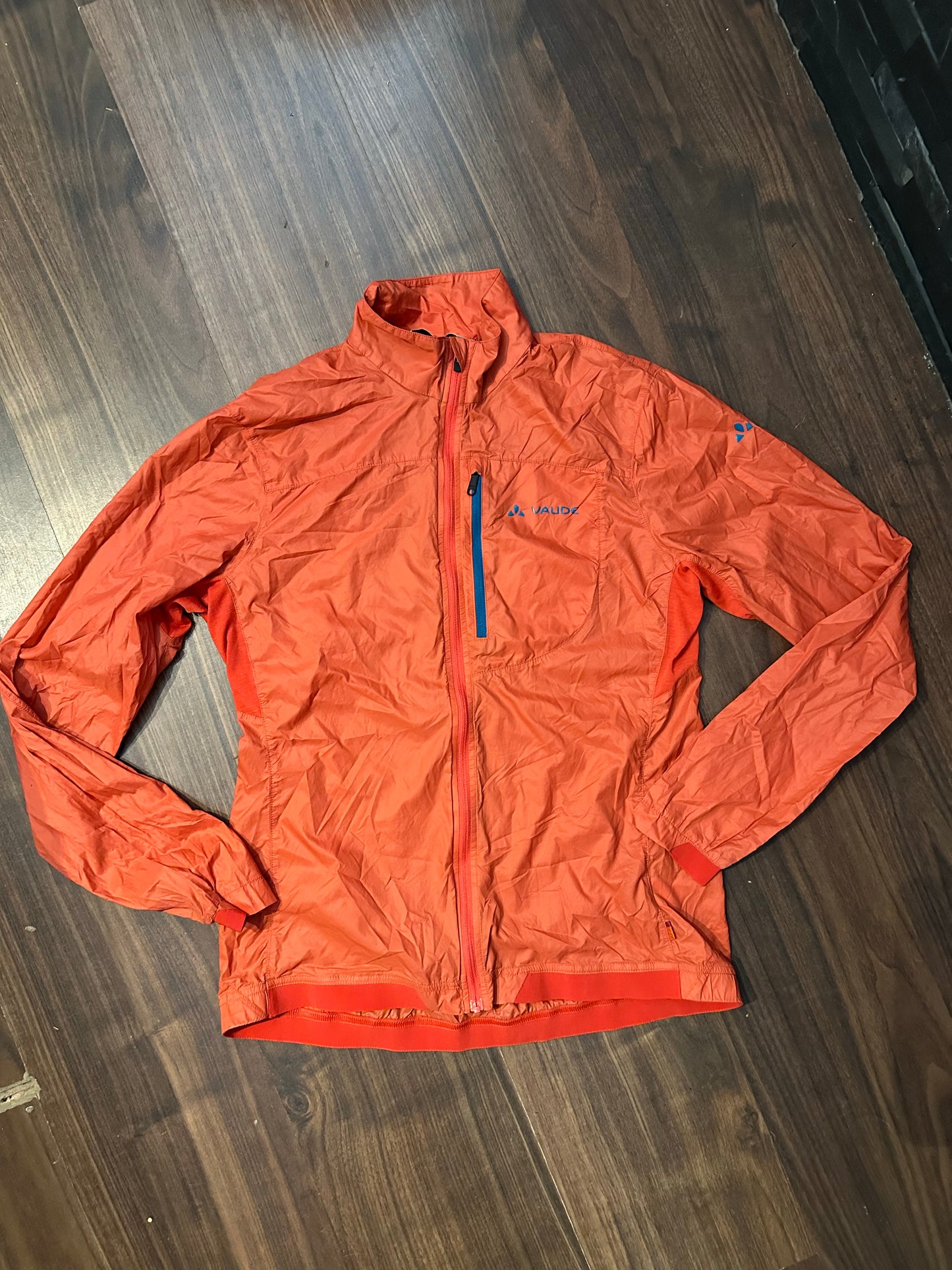 Leichte Jacke von Vaude (S-M Damen) korallen rot