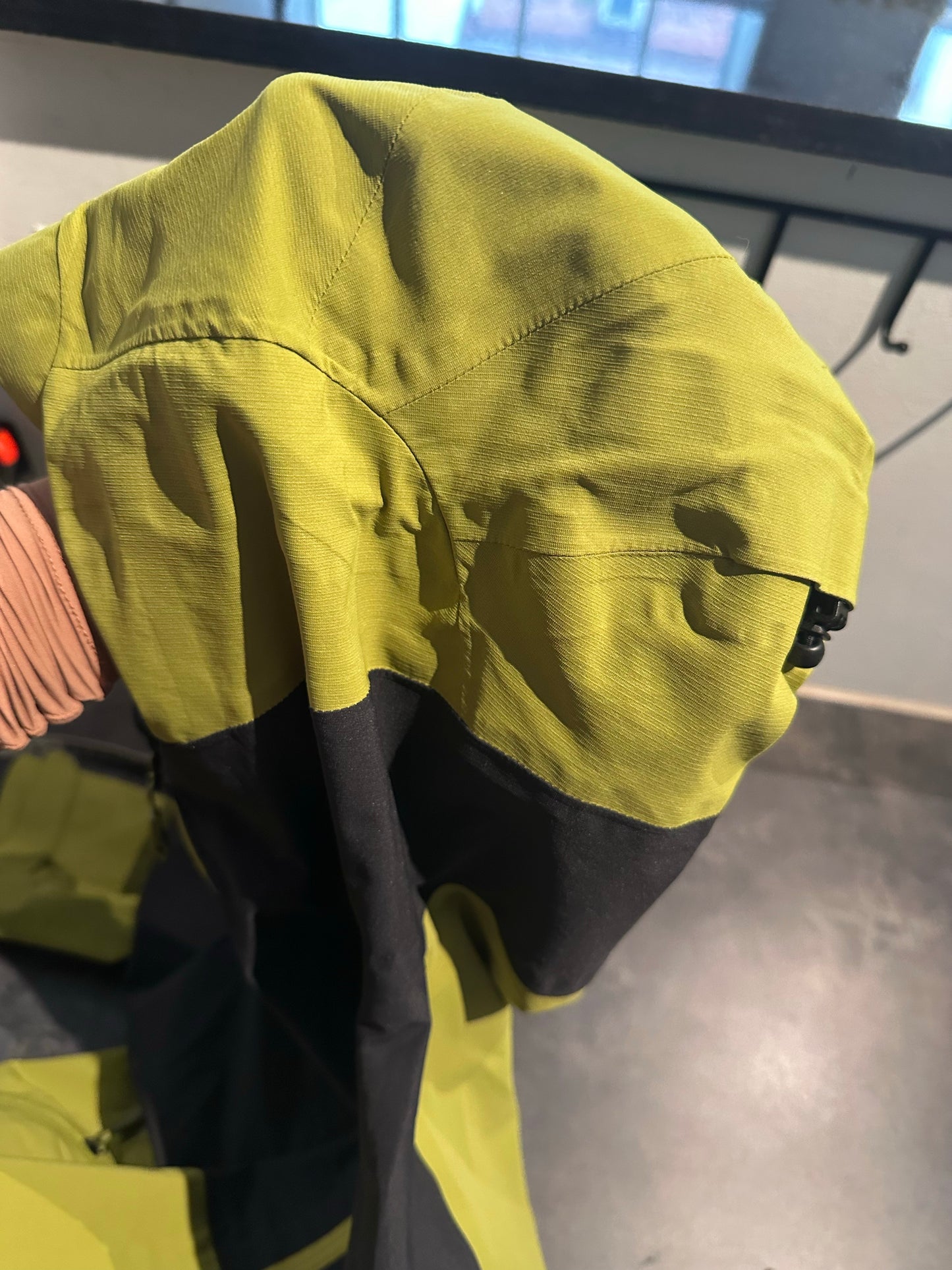 Regen Jacke von Vaude (M Herren) olive grün schwarz