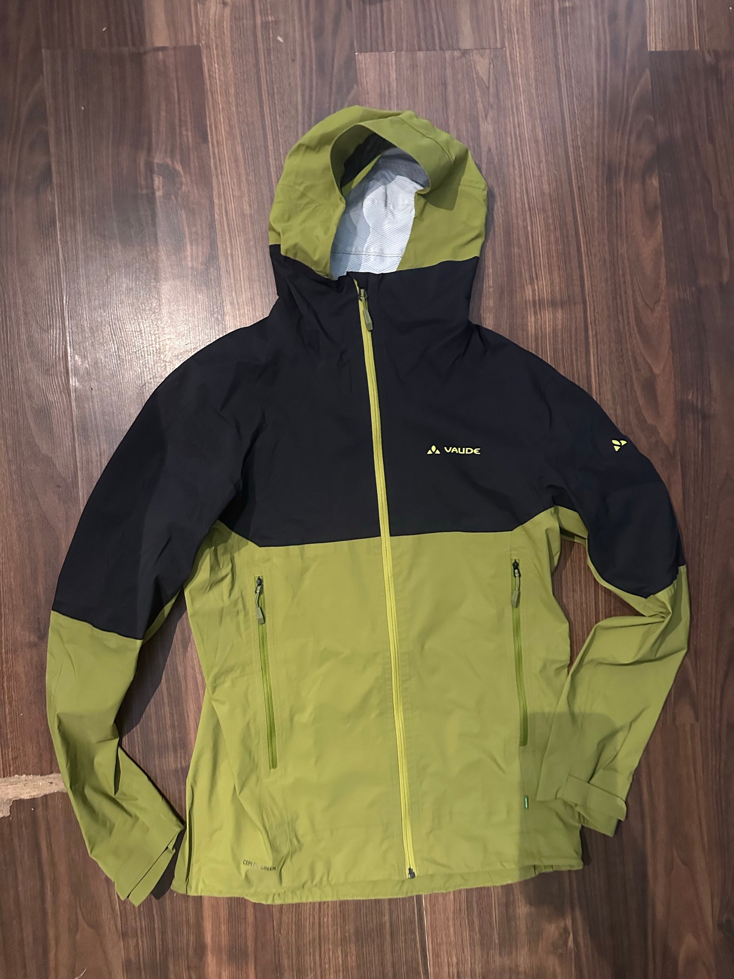 Regen Jacke von Vaude (M Herren) olive grün schwarz