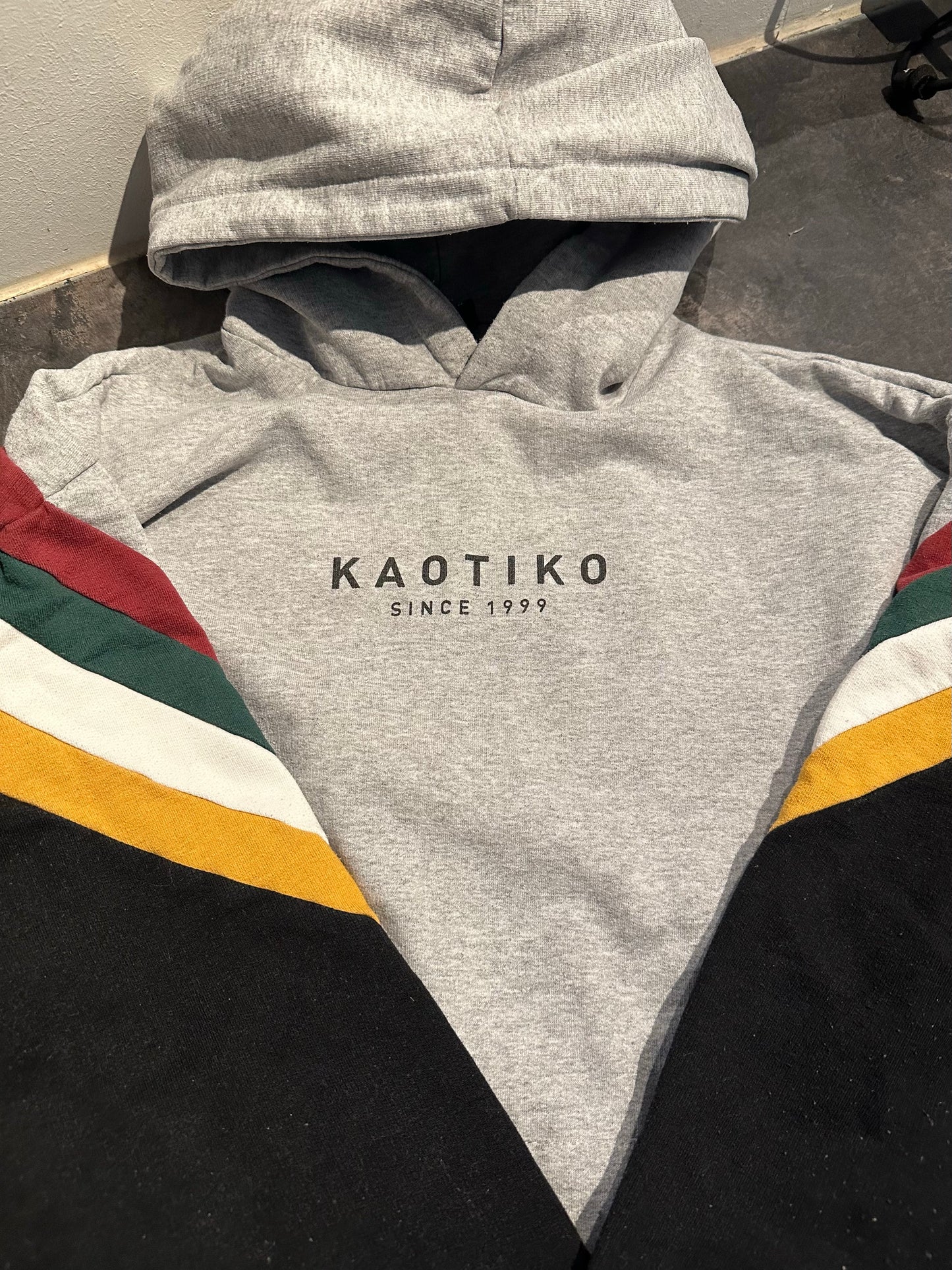 Hoodie von Kaotiko S (Unisex) Sweatshirt grau bunt
