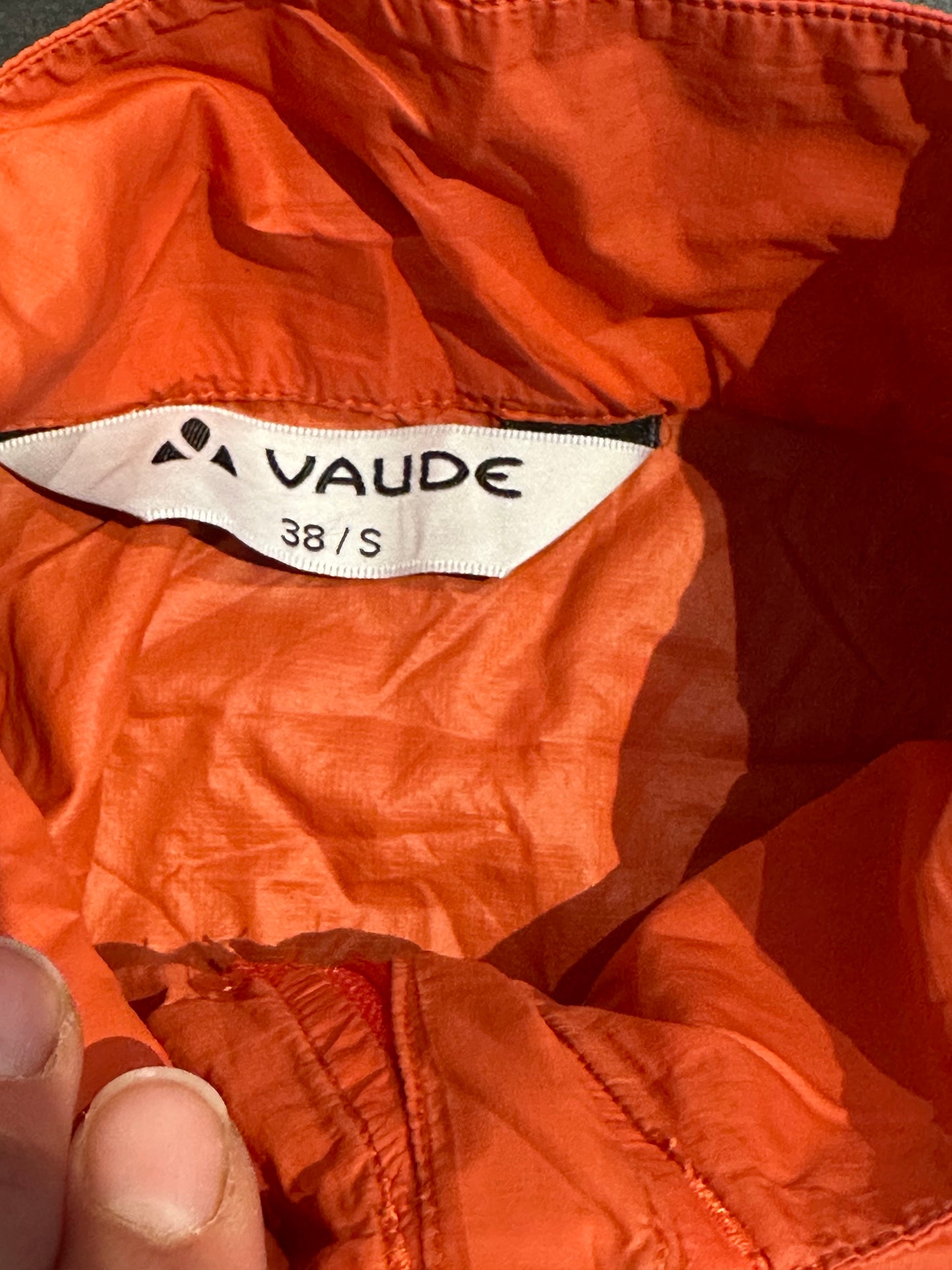 Leichte Jacke von Vaude (S-M Damen) korallen rot