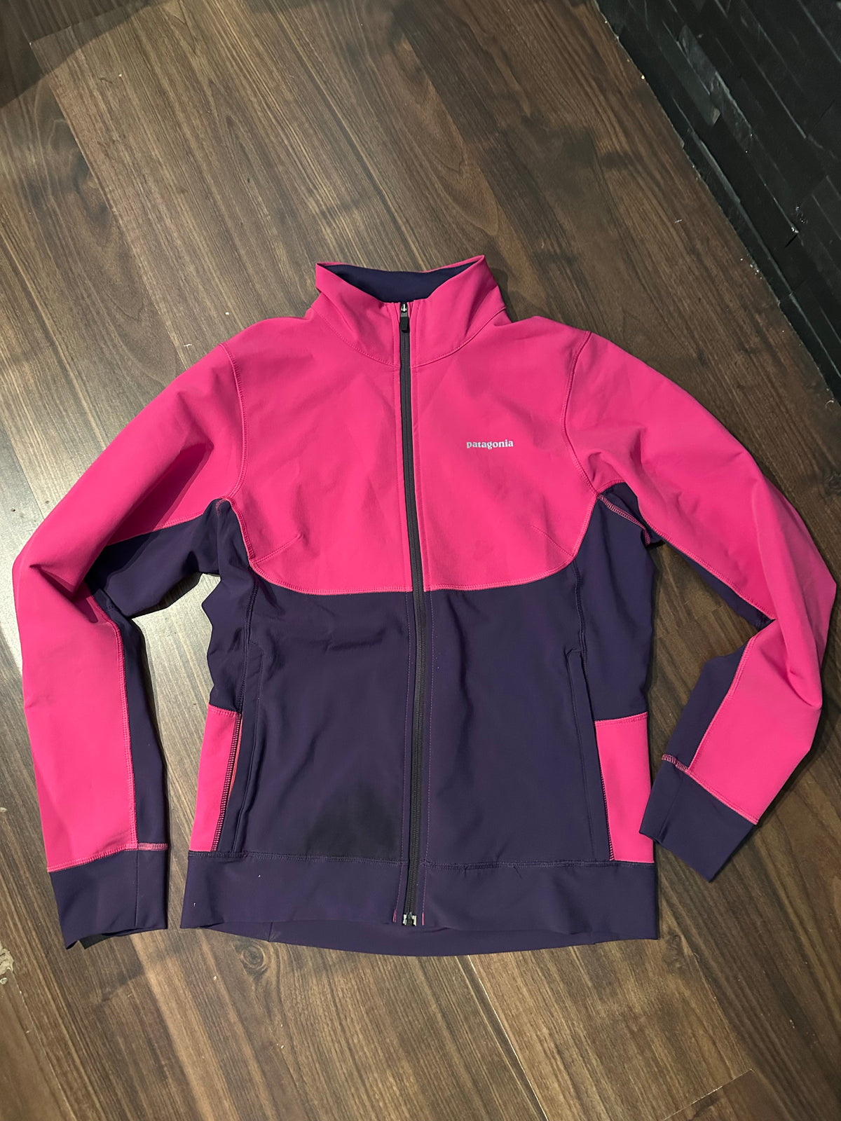 Softshell Jacke von Patagonia (M Damen) pink lila - wanderlich.com