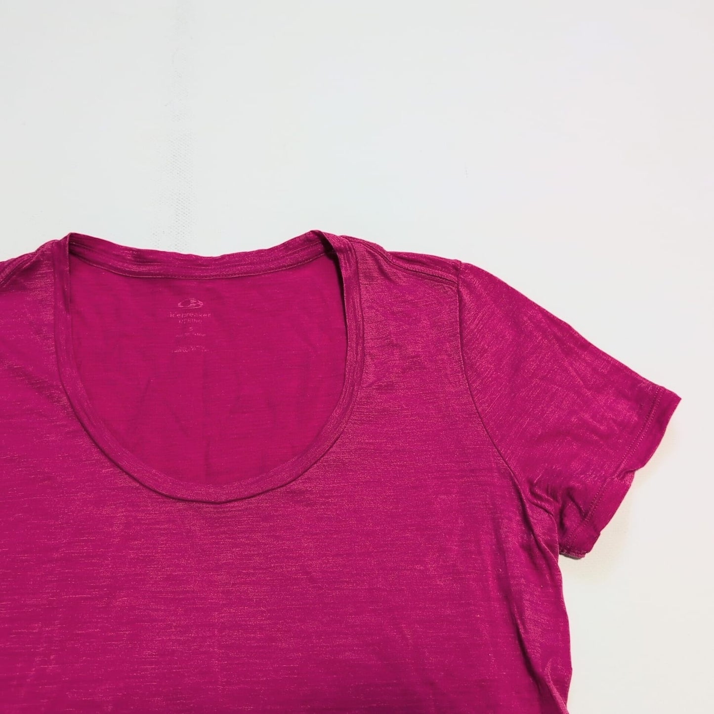 T-Shirt von Icebreaker Merino (S Damen) magenta mit Print