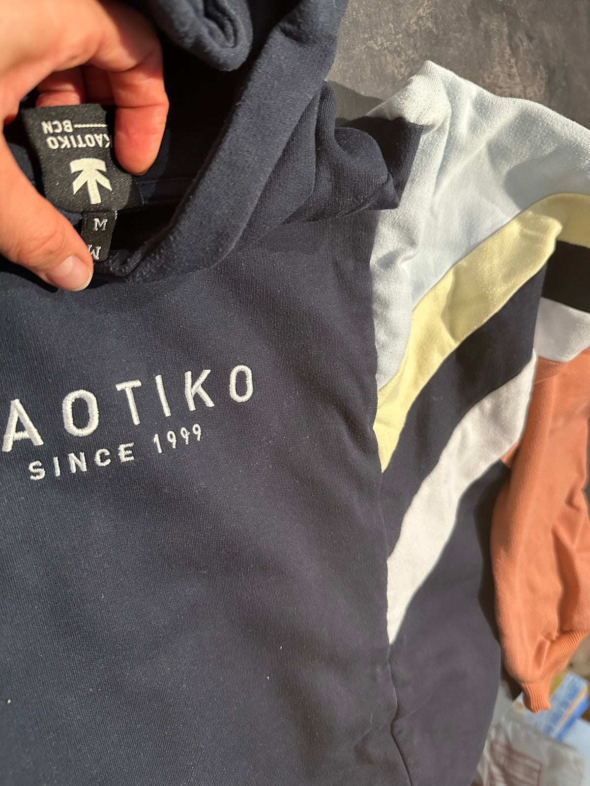 Hoodie von Kaotiko M-L bunt marineblau