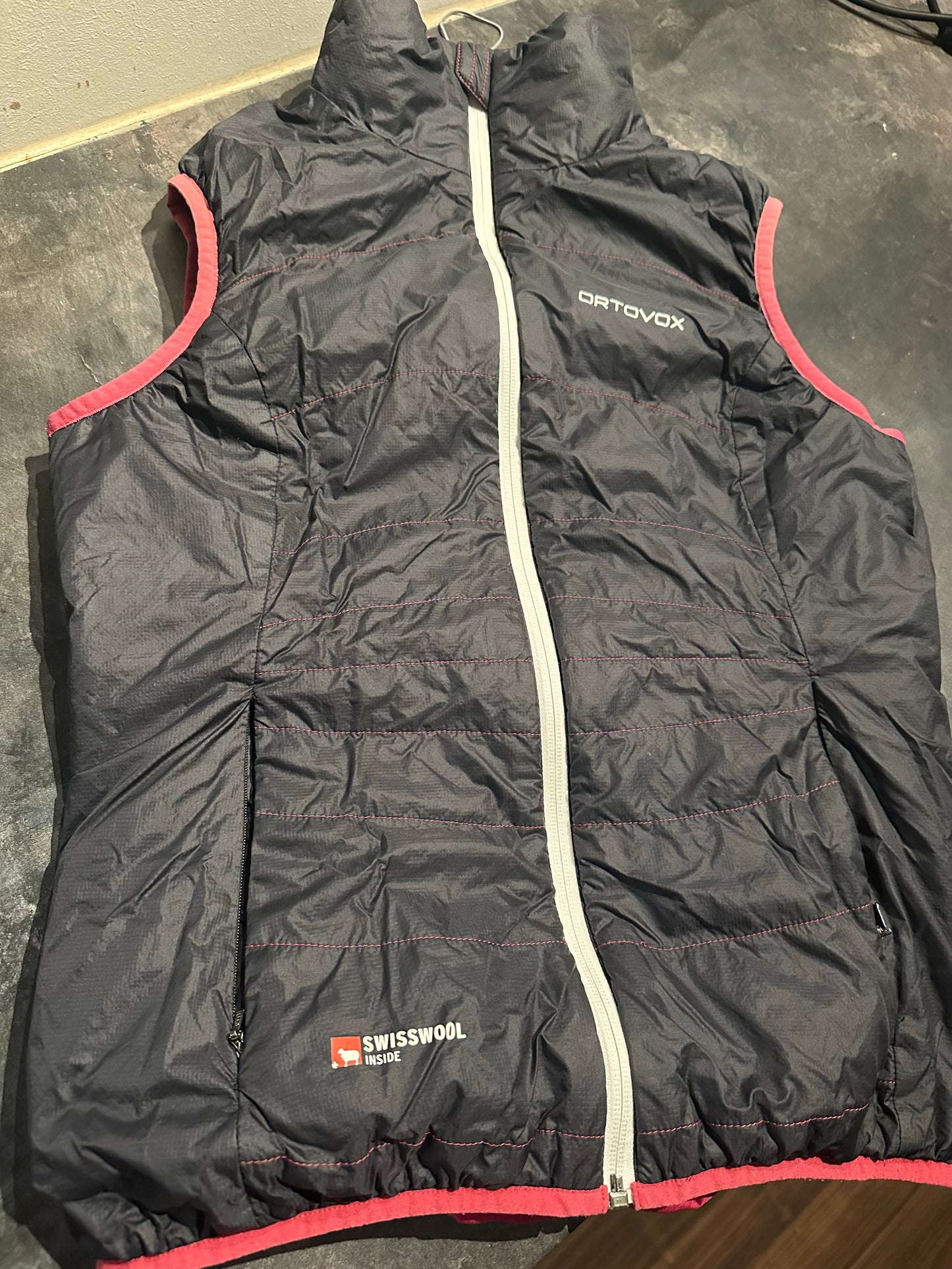 Wende Weste von Ortovox Swisswool Inside (M Damen) rot schwarz