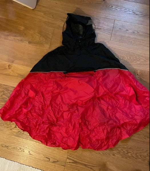 Regencape / Poncho von Vaude (Größe M) schwarz - rot - wanderlich.com