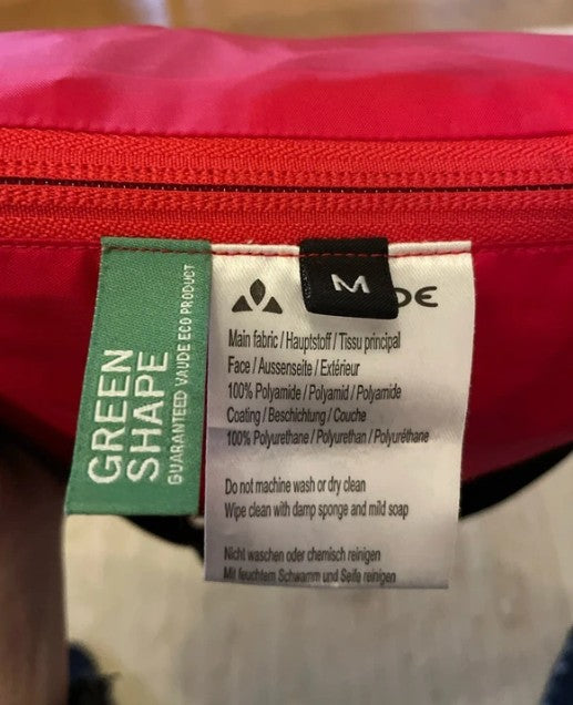 Regencape / Poncho von Vaude (Größe M) schwarz - rot - wanderlich.com