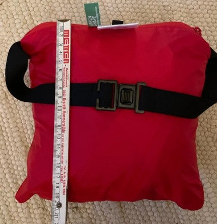 Regencape / Poncho von Vaude (Größe M) schwarz - rot - wanderlich.com