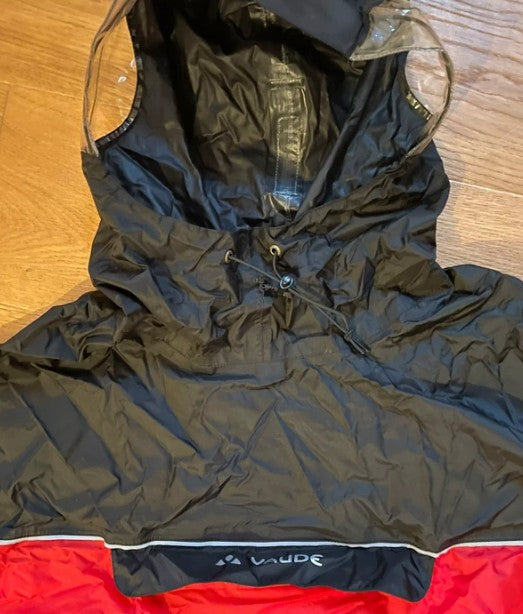 Regencape / Poncho von Vaude (Größe M) schwarz - rot - wanderlich.com