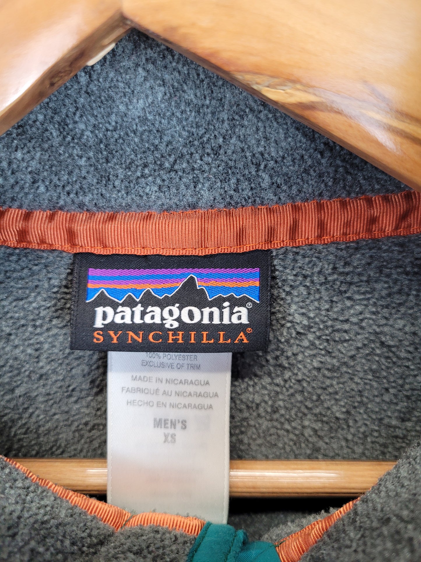 Grauer Synchilla Fleecepullover von Patagonia in Größe XS (Herren) - wanderlich.com