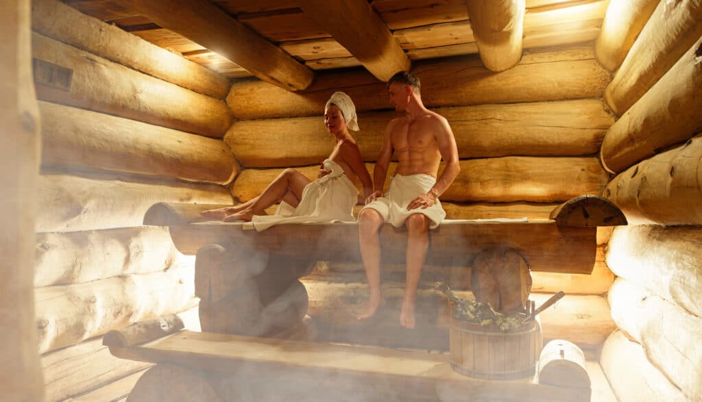 Mann und Frau in einer Holzblock - Sauna