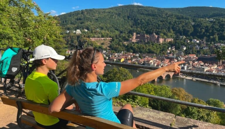 Mutter und Sohn mit VAUDE Equipment und Fahrrädern auf dem Philosophenweg oberhalb von Heidelberg