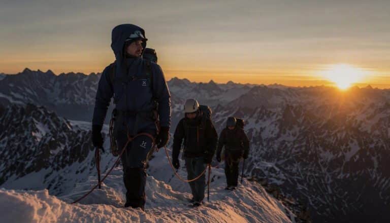 alpine Seilschaft im Morgengrauen unterwegs in den Bergen mit Haglöfs Ausrüstung