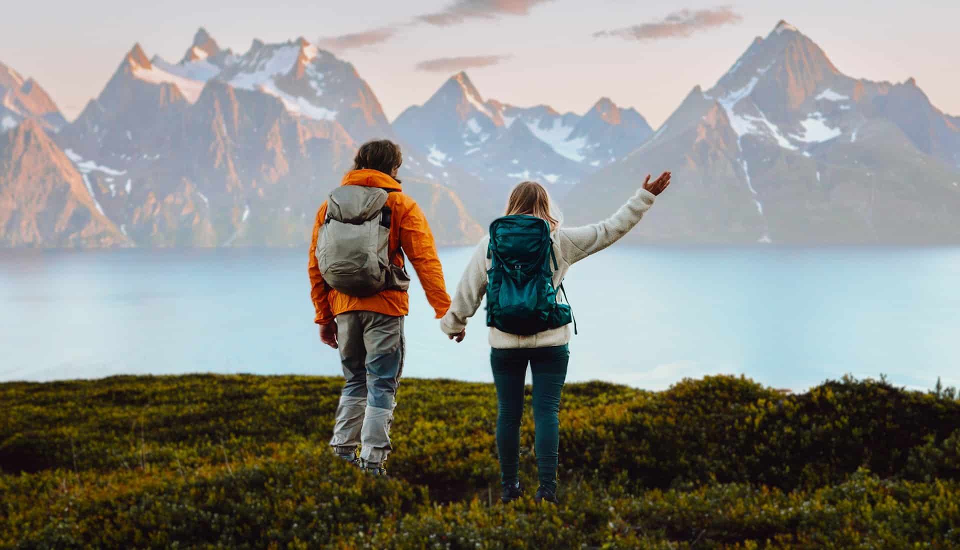Wanderer über einem Fjord in Norwegen